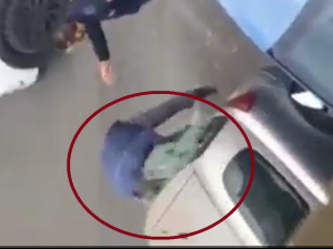 Follia al Tufello, la polizia lo controlla e lui sfonda il vetro della macchina a testate