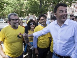 Le magliette gialle di Renzi per ripulire Roma, Raggi: "Chi sporca pulisce. Ma è troppo tardi"