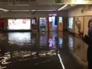 Temporale fortissimo a Roma, strade e metropolitana allagate