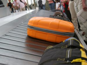 Aeroporto di Fiumicino, rubavano nelle valigie: denunciati 5 addetti scarico bagagli