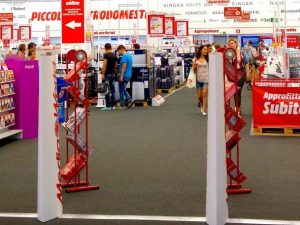 Il direttore vieta alla commessa di andare in bagno durante il turno di lavoro: sospeso