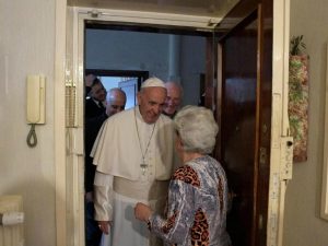 Papa Francesco benedice a sorpresa le case dei fedeli a Ostia