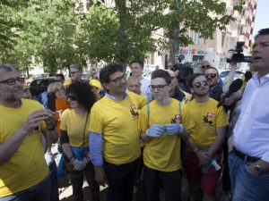 Il Pd in piazza per pulire Roma, Renzi alla Raggi: "Doveva solo dire 'grazie'"