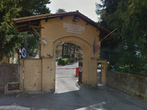 Ariccia, infermiera fa retromarcia e investe due anziani all'uscita dell'ospedale: un morto