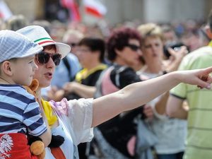 Mamma e figlio turisti in giro per Roma (Getty).