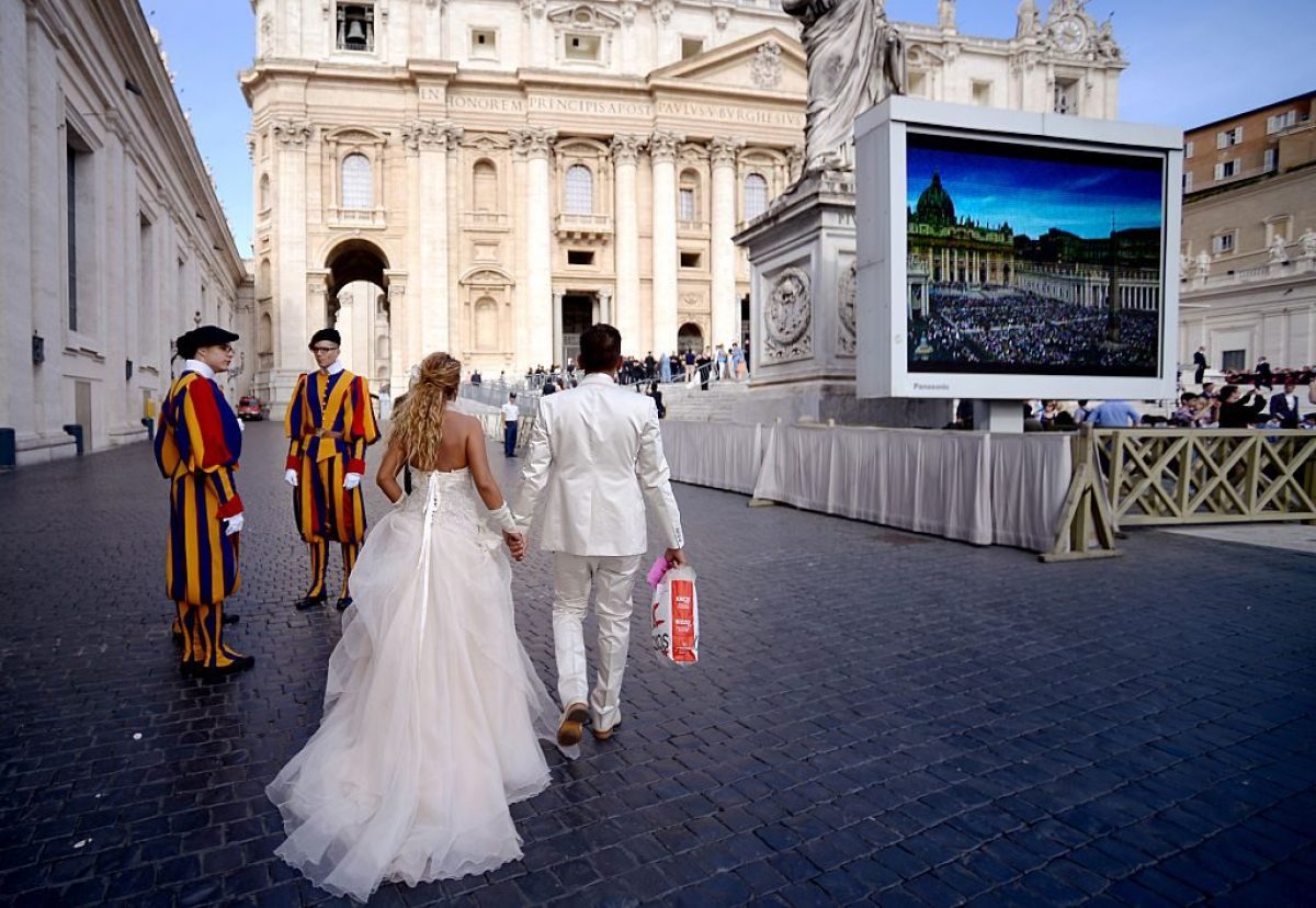 Sposi Novelli In Udienza Dal Papa Per Ricevere La Benedizione Ecco Come Fare