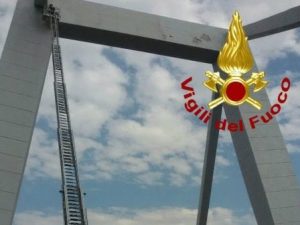 Autostrada Roma-Fiumicino bloccata, cade l'intonaco da un ponte