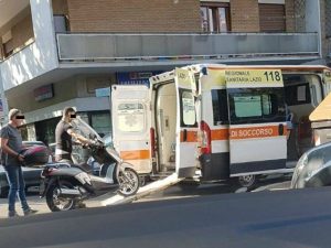 Scooter caricato da un'ambulanza a Roma, la foto diventa virale sul web: sospeso infermiere