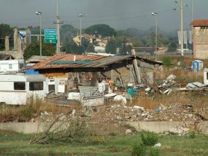 Il piano Raggi per superare i campi rom: 3,8 milioni di euro per far uscire 60 persone