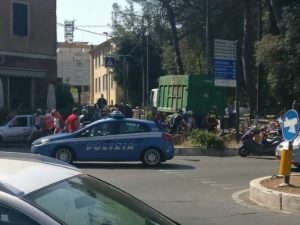Tragedia a Tivoli, il camion dei rifiuti lo investe: ciclista muore schiacciato