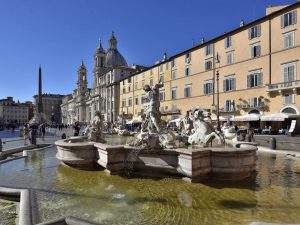 Sciacqua uno straccio sporco nella fontana: multato un artista di strada