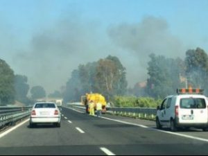 Incendio sull'autostrada Roma-Civitavecchia: traffico intenso alle porte di Roma