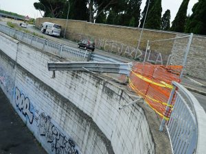 Roma, auto precipita dalla rampa della tangenziale: 4 feriti. Gravi 2 ragazzi