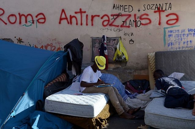 "Basta migranti", dice Raggi. Ma il Viminale: "A Roma 2mila in meno del previsto"