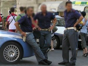 Finti poliziotti rapinano i turisti: in manette tre persone