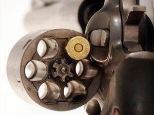 Costringeva la moglie, una vigilessa, a giocare alla roulette russa: in manette manager