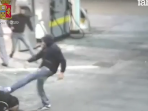 Tifosi della Juve picchiati con mazze e spranghe all'autogrill: il video shock dell'aggressione