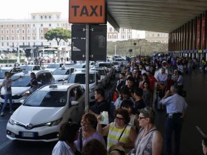 A Roma file lunghissime per i taxi. Ma i tassisti accusano Uber: "90 euro per pochi chilometri"