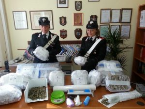 Nasconde 20 chili di marijuana nelle federe dei cuscini: 27enne in manette