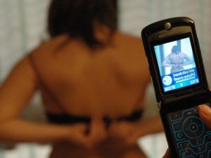 Ricatto a luci rosse per un pensionato di Formia: arrestata amante di 28 anni