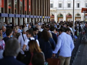 Sciopero Roma, metro chiuse e fermi quasi tutti i bus Atac: lunghissime le code per i taxi