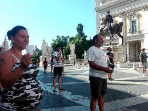 Gli abitanti delle baraccopoli in Campidoglio: "Sindaca Raggi non ci lasciare senza acqua"