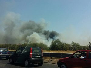 Incendio al campo rom della Barbuta: chiuso il Grande Raccordo Anulare invaso dal fumo
