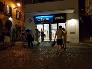 Evacuata la metro a Cavour, una donna rimane incastrata nella porta con le buste della spesa
