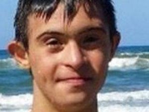 Atleta diversamente abile salva due sorelline in mare. La madre va via senza ringraziarlo