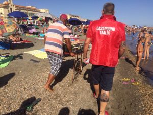 Ostia, militanti di CasaPound fanno le ronde in spiaggia: caccia ai venditori ambulanti