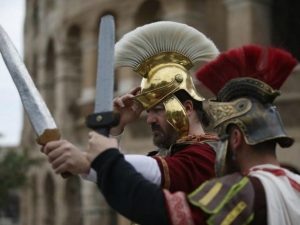 Raggi firma una nuova ordinanza anti-centurioni: multe da 400 euro
