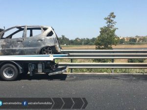 Auto in fiamme sulla Roma-Fiumicino: caos traffico in direzione aeroporto