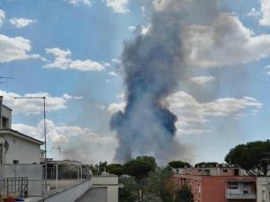 Incendio ed esplosioni in un autodemolitore in zona Centocelle, a Roma: fumo nero sul quartiere