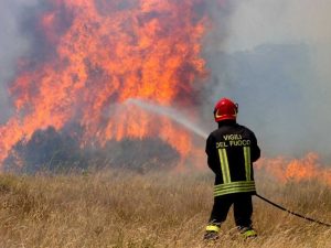 Roma, arrestato piromane: dopo aver dato fuoco a un campo stava fuggendo