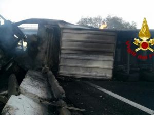 Tir in fiamme sull'A1 alla diramazione Roma Sud: autostrada chiusa e traffico in tilt