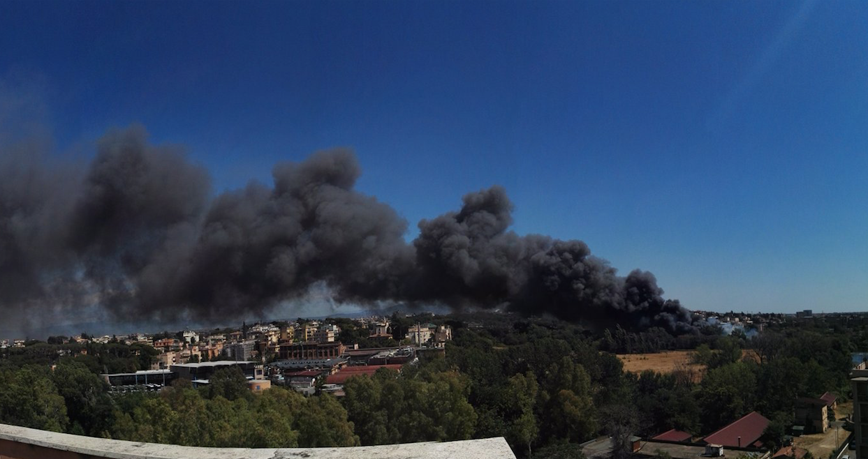 Roma, le fiamme divorano un autodemolitore a Pietralata: feriti due lavoratori Roma, le fiamme divorano un autodemolitore a Pietralata: feriti due lavoratori