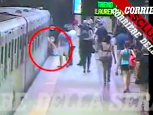 Incastrata nella porta e trascinata dalla metro: i video choc. Il conducente mangiava in cabina