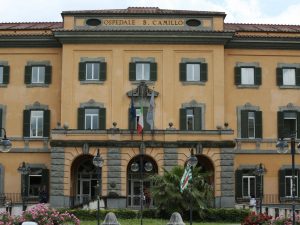 San Camillo, 42enne cade dalle scale antincendio e muore