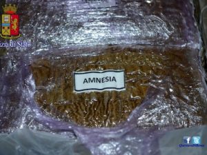 Scoperto deposito di droga, sequestrata anche Amnesia: la marijuana bagnata con l'eroina