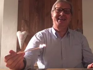 Vittorio Sgarbi insulta Virginia Raggi: "Non vali un c..., morta di sonno"