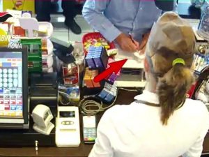 Clonavano carte di credito ai turisti, grazie a camerieri dei ristoranti del centro