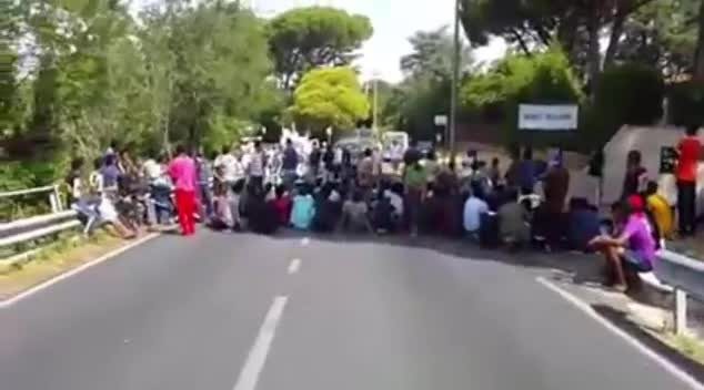 Un momento della protesta ieri su via dei Laghi