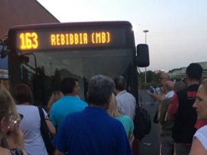 Aspettano alla fermata per due ore e poi 'prendono in ostaggio' un bus: pendolari esasperati