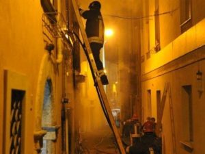 Rieti, danno fuoco ad una casa: morto un uomo di 67 anni nella sua abitazione in fiamme