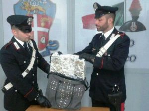 Cinecittà Due, ladro ruba 2000 euro di vestiti grazie alla borsa schermata: arrestato
