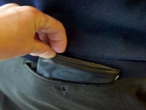 Roma, ladri fin dentro gli alberghi: preso un borseggiatore in corso Italia