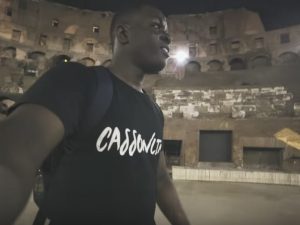 Roma, entra di nascosto nel Colosseo durante la notte e filma il folle gesto