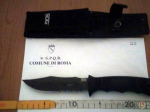 Entra al Colosseo con un coltello da sub: denunciato un turista inglese