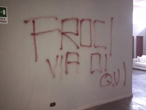 Centocelle, scritte omofobe contro il Vanity Dance Studio: "Froci, via da qui"