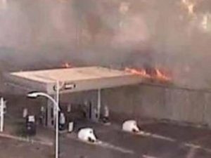 Incendio a Roma, chiusa l'autostrada A24: un distributore di benzina potrebbe scoppiare